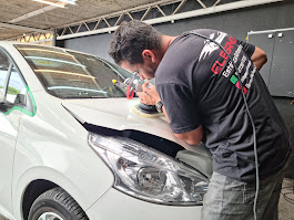 Profissional trabalhando no polimento de um veículo